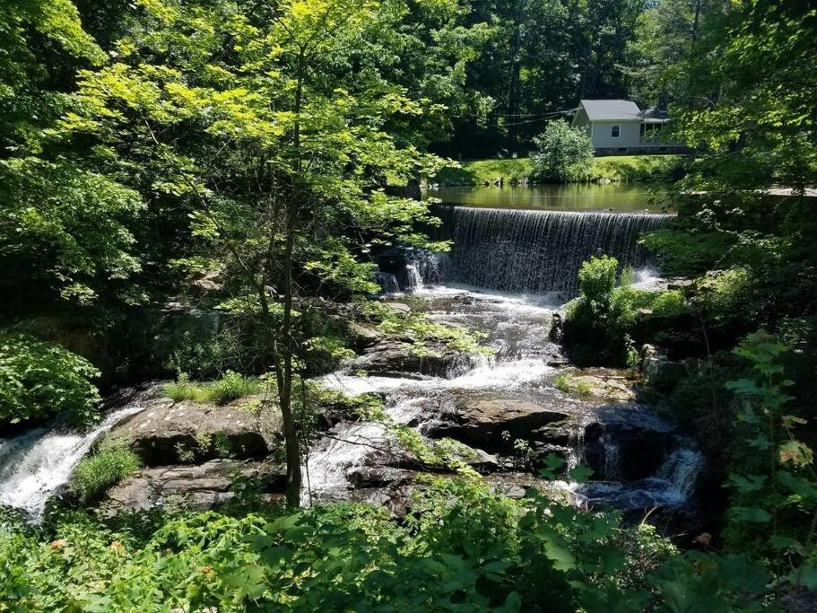 וורוויק Cottage At Millpond Falls - A Romantic Escape מראה חיצוני תמונה